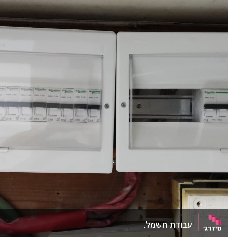 לוחות חשמל עם מפסקים של שניידר